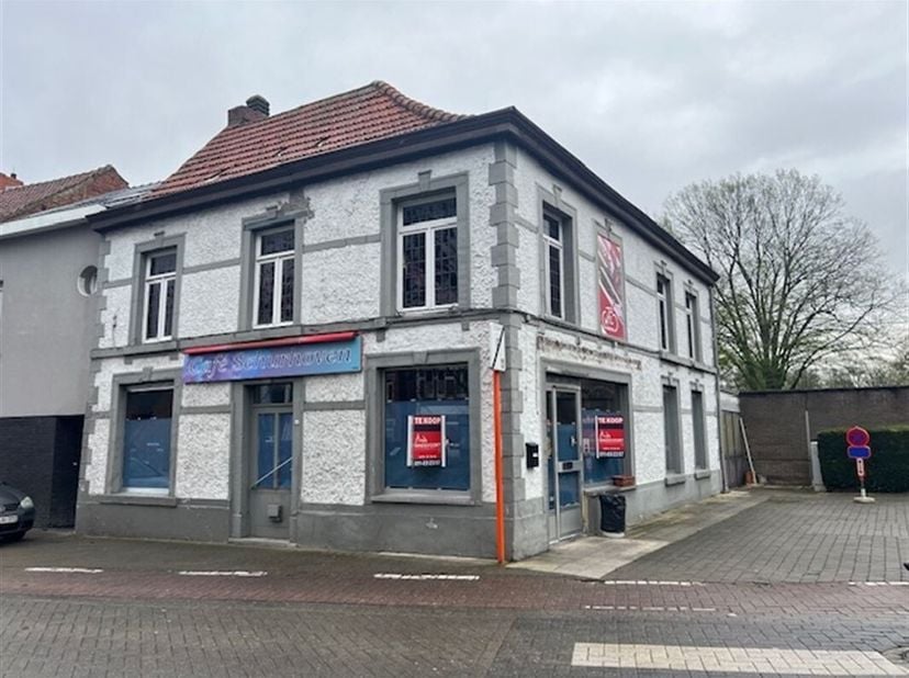 Dit zeer goed gelegen pand is aan volledige renovatie toe. Een mogelijkheid is ook een nieuwbouw van 2 appartementen.