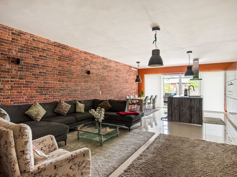 Ruime gezinswoning met 4 slaapkamers en westgerichte tuin<br />
Deze woning is gelegen in een rustige woonwijk met veel groen in de directe omgeving.