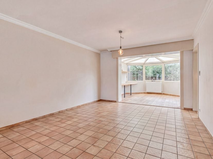 Instapklare gezinswoning te koop in Gullegem<br />
Je betreedt de woning via de inkomhal met gastentoilet. Vervolgens kom je in de gezellige leefruimt