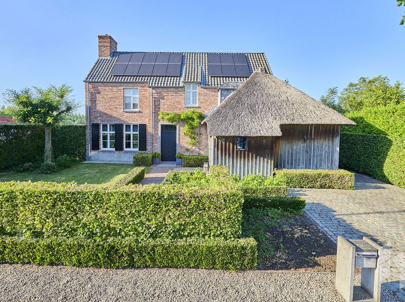 Prachtige , landelijke woning (246m²) gelegen op een zeer ruim perceel van 1469 m² met een vrije uitkijk! <br />
Via de inkomhal kom je terecht in de