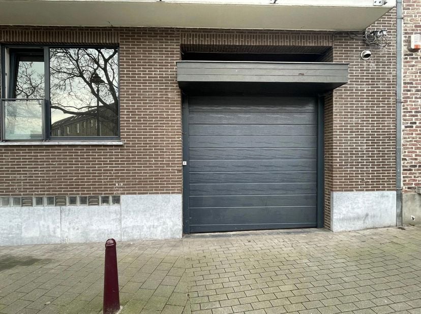 Deze Autostaanplaats is gelegen op een toplocatie vlakbij de op- en afrit van de autosnelweg en op wandelafstand van het centrum. De plaats is toegank