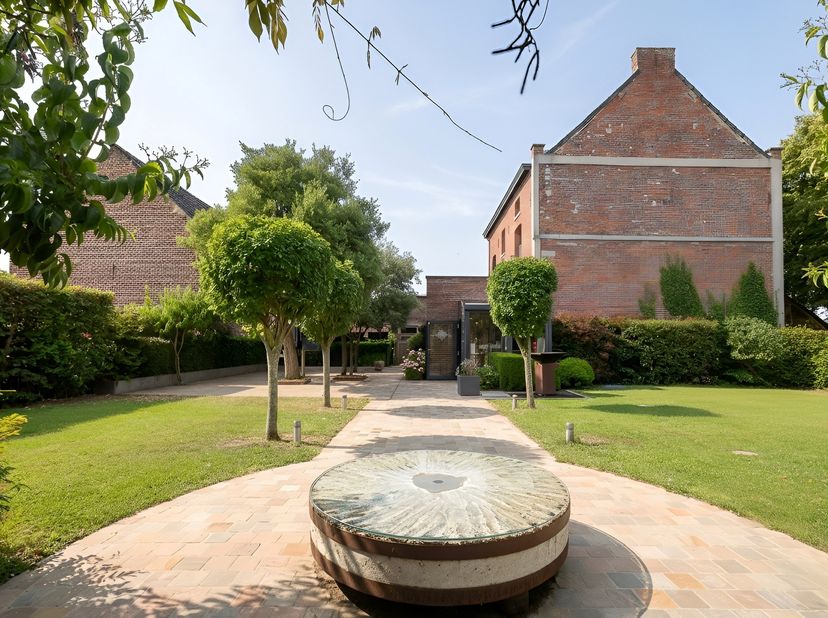 In de onmiddellijke nabijheid van het centrum van Aat bevindt zich dit elegante herenhuis op een perceel van meer dan 20 are, dat volledig werd gereno