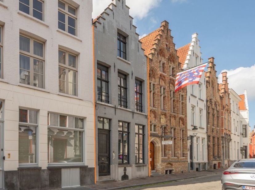 Bent u op zoek naar een charmewoning in het historische centrum van Brugge? Deze woning is gelegen om de hoek van de Markt.<br />
De woning werd de vo