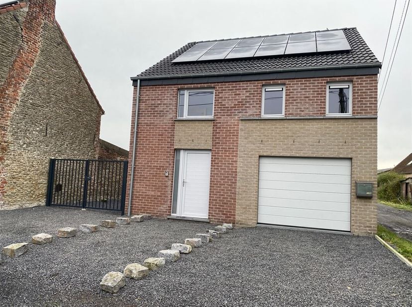 Cette construction se trouve au coeur du village de Wiers sur +/- 7 ares 50 centiares.<br />
Ayant une très bonne performance énergétique (PEB A), ell