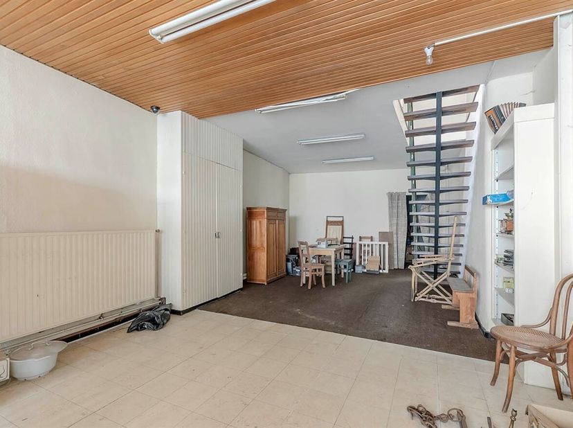Te renoveren woning in het centrum van Herentals<br />
Ligging: Gelegen pal in het centrum van Herentals, op een boogscheut van de Grote Markt, met al