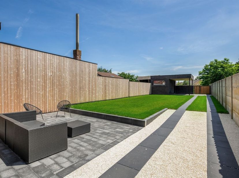 Volledig gerenoveerde, energiezuinige HOB-woning met ruime tuin<br />
Deze volledig gerenoveerde half-open bebouwing combineert hedendaags wooncomfort