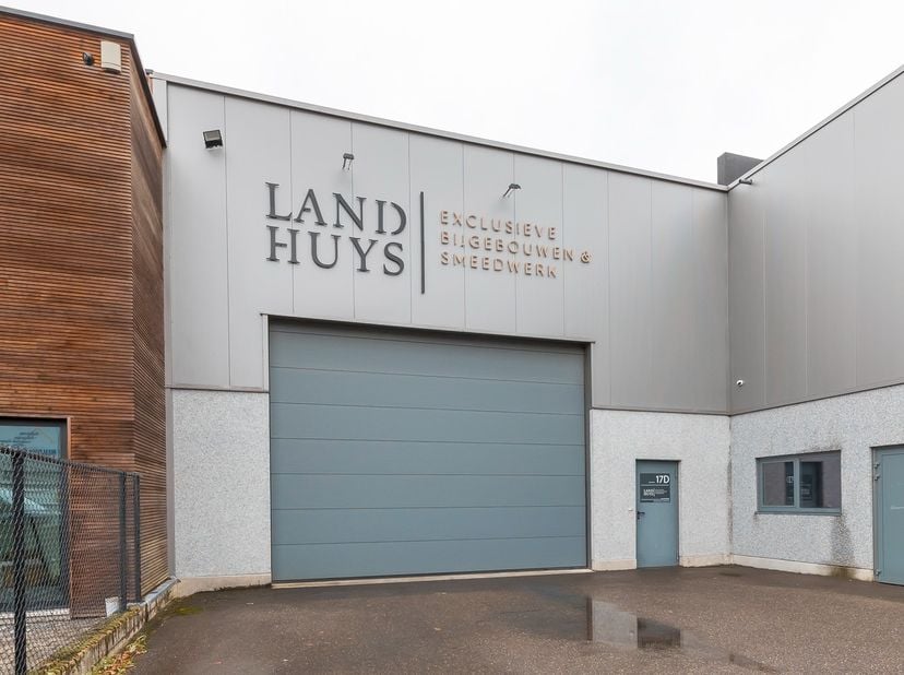 BEDRIJFSHAL VAN 850 M² MET BUITENRUIMTE OP INDUSTRIETERREIN VOSTERT – BREE<br />
<br />
Ontdek deze&amp;nbsp;functionele en goed bereikbare bedrijfshal&amp;nb