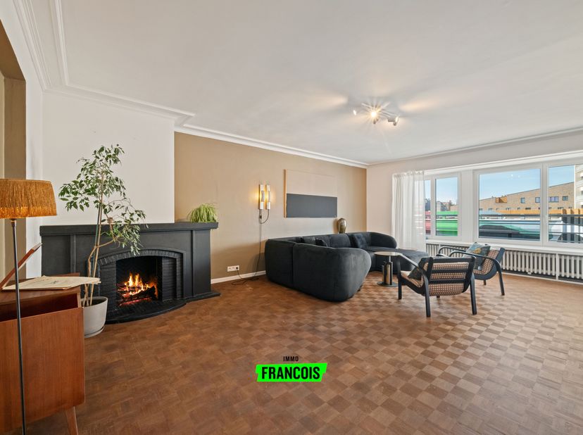 In een kleinschalige residentie met slechts 5 appartementen, bevindt zich dit recent gerenoveerde appartement op de 5de en bovenste verdieping. Het ap