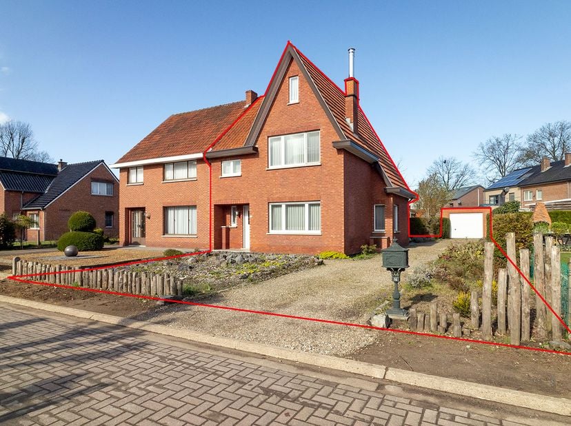 WOONHUIS TE HASSELT (KIEWIT) - <br />
<br />
Deze woning is rustig gelegen aan de rand van Hasselt met Zonhoven, meer bepaald vlak tegen Domein Kiewit