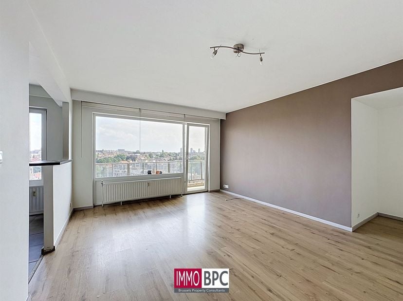 Ontdek dit prachtige appartement van ca. 80 m² op de bovenste verdieping van een gebouw in Ganshoren. Licht, modern en uitstekend ingedeeld, met een u