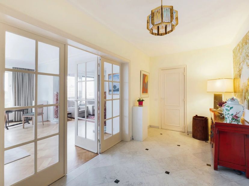 Brussel: Roosevelt, op enkele stappen van het Ter Kamerenbos, het openbaar vervoer en de ULB, stelt Victoire Junot u dit prachtige appartement van ±18