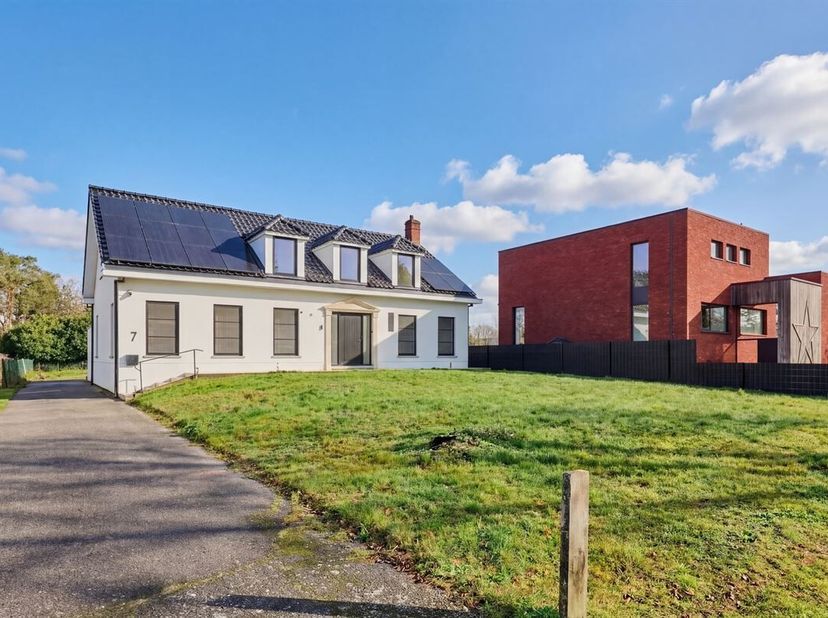 Villa rénovée magnifiquement située près des bois<br />
Cette propriété bénéficie d'un emplacement de choix. La villa a été largement rénovée et offre