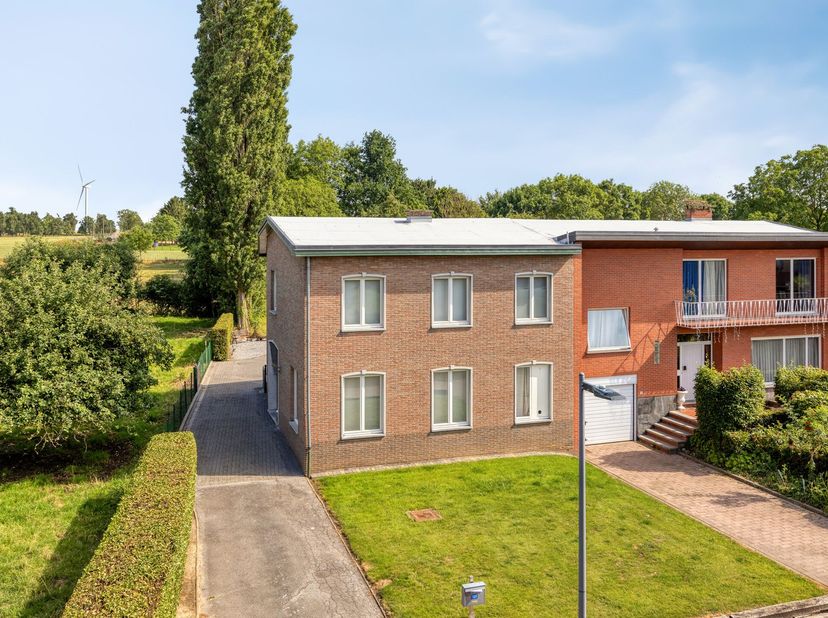 <br />
Op een groen perceel van 12 are vindt u deze goed onderhouden halfopen woning. De ligging is landelijk en rustig, met een vlotte verbinding ric