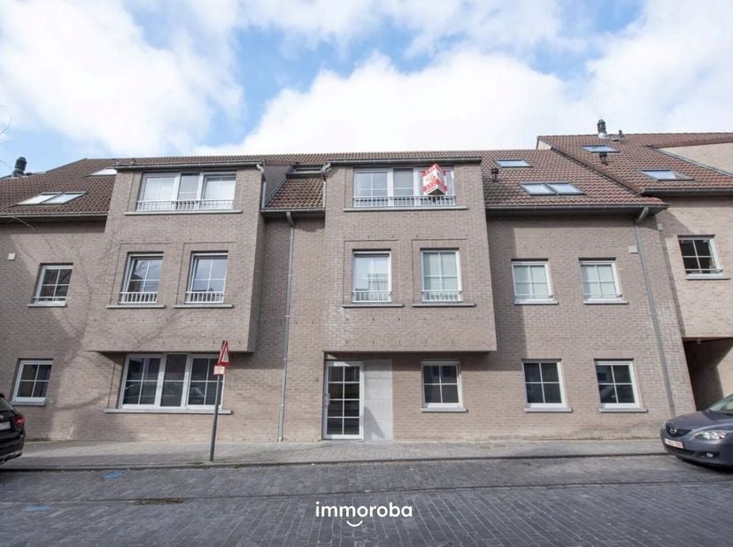 Modern duplex appartement gelegen te Machelen-Zulte (aan de Leie). Dit appartement is gelegen op de 2de en 3de  verdieping en heeft volgende indeling: