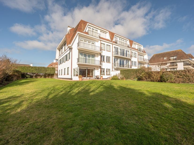 EXCLUSIEF TE KOOP:&amp;nbsp;Zeldzaam hoek-tuinappartement, gelegen in een prestigieuze villaresidentie ter hoogte van de Wandeldijk, op slechts enkele sta