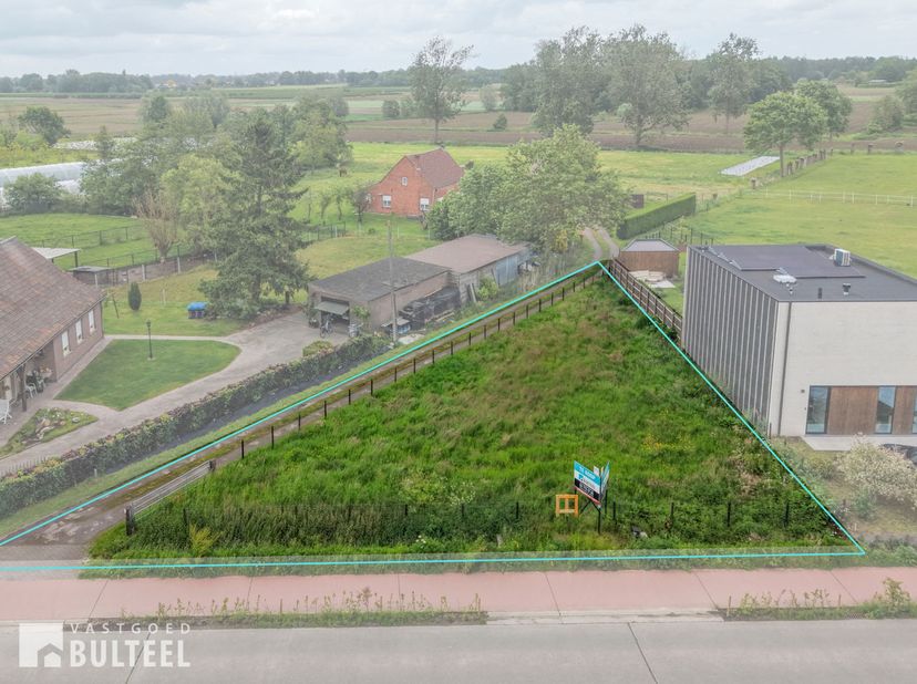 In het landelijke Puivelde ligt deze bouwgrond van 753m2 voor een half open bebouwing (lot 1 op het verkavelingsplan). De ligging is een ideale combin