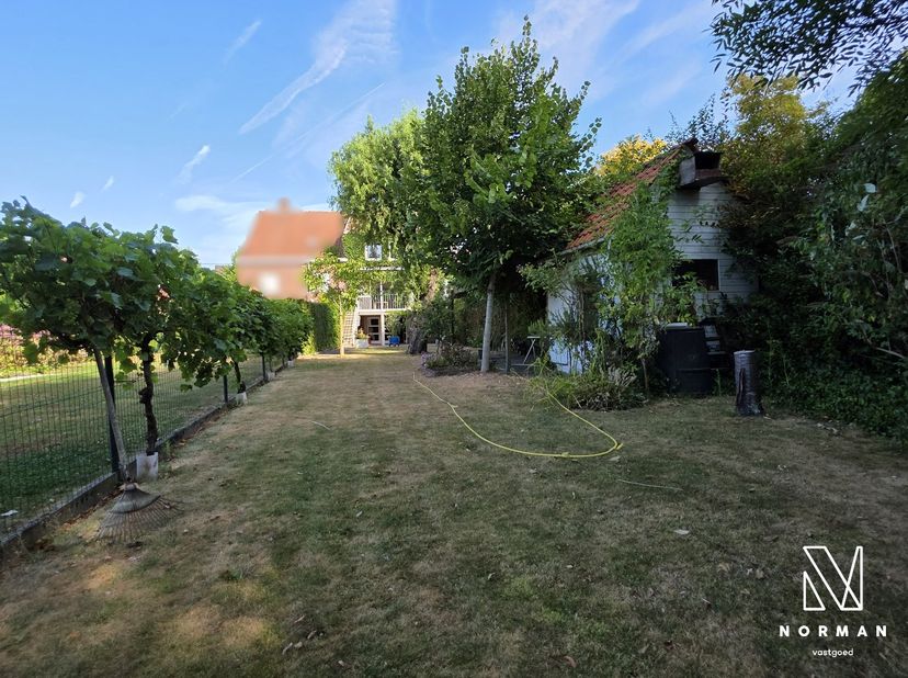 Ruime woning (4 slk mogelijk) met mooie tuin in rustige straat in Beveren-Leie<br />
<br />
In een rustige straat in Beveren-Leie, maar vlot bereikbaa