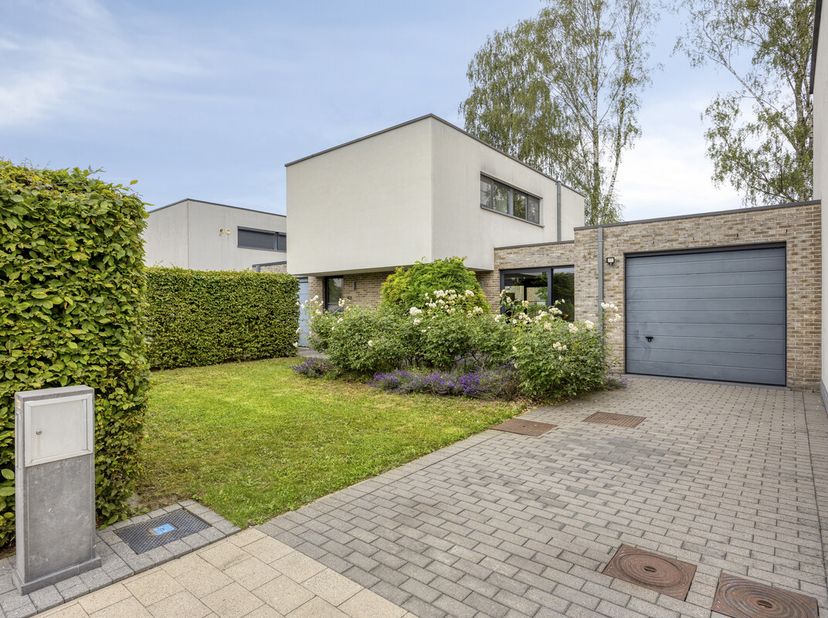 Deze woning in de gezellige en kindvriendelijke wijk 'Kleine Herenweide' werd gebouwd in 2012 en wordt nu door de eerste eigenaar verkocht. <br />
<br