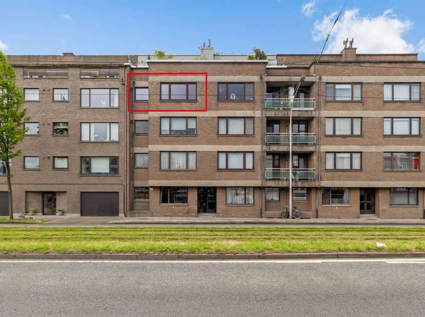 Op te frisse appartement met 2 slaapkamers en garagebox!<br />
Ligging: Gelegen op een centrale en vlot bereikbare locatie nabij winkels, scholen en o