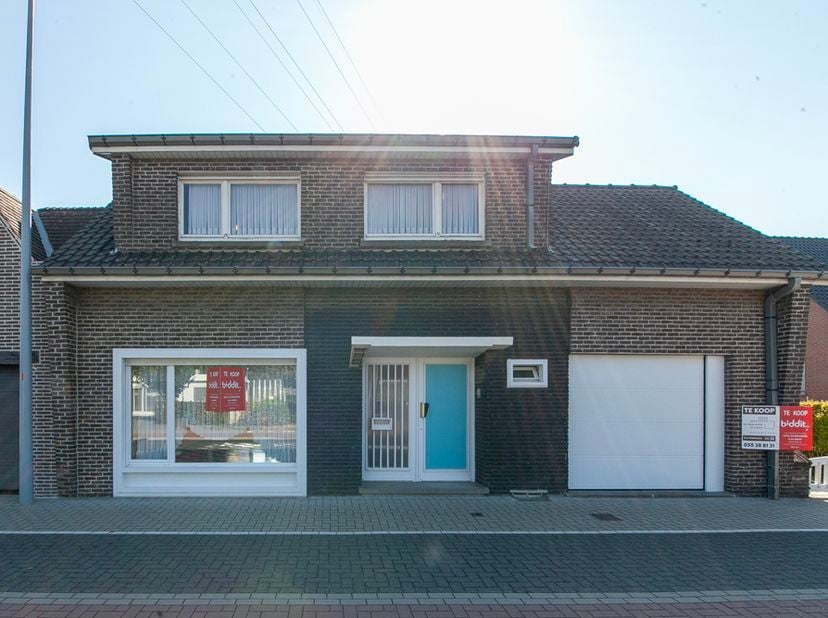 WONING MET TUIN<br />
<br />
Op te frissen woning met tuin.
