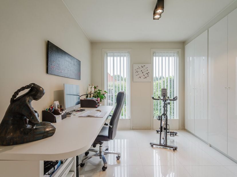 Deze instapklare gezinswoning met een bewoonbare oppervlakte van 240 m² combineert ruimte, comfort, wellness en uitstekende energieprestaties. Met een