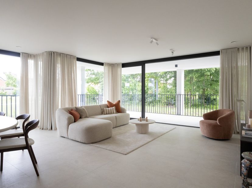 Ruim gelijkvloers appartement van 110 m2 en 20 m2 terras. Beschikt over een gezellige leefruimte me open keuken, badkamer,&amp;nbsp; 2 slaapkamers, toilet