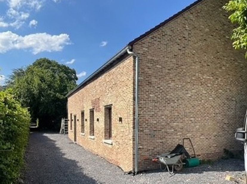 Achterin gelegen en volledig omgeven door groen bevindt zich deze uitzonderlijk ruime woning met een unieke indeling en een loftgevoel. Dankzij het op