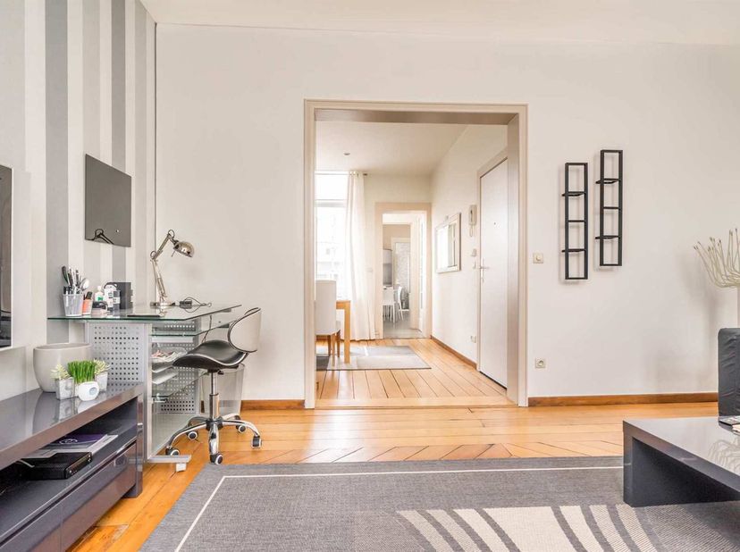 Appartement meublé avec 2 chambres dans un emplacement de rêve !<br />
Cet appartement se trouve au deuxième étage d'une maison de maître et est acces