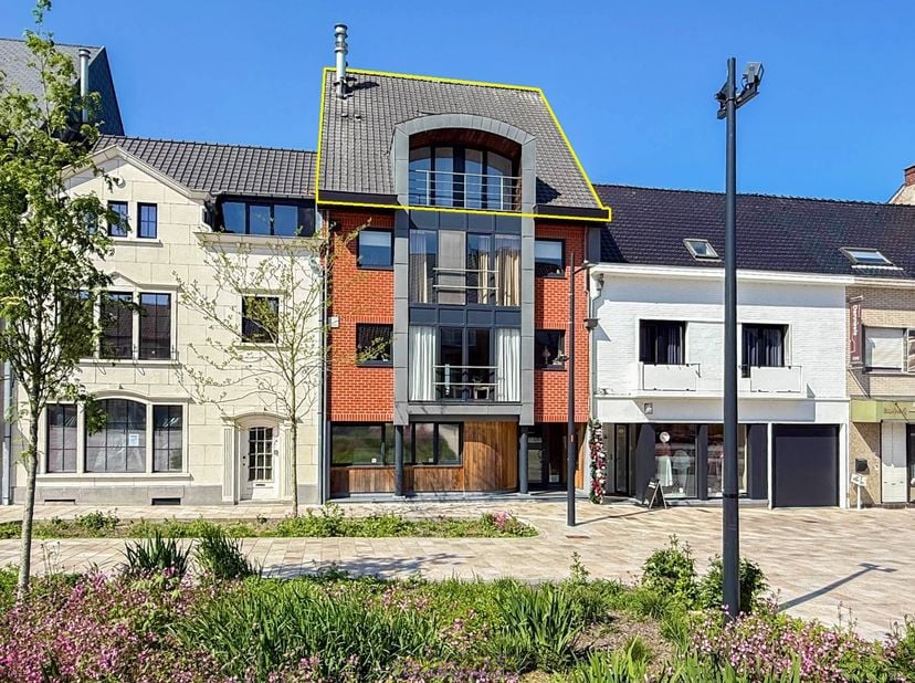STIJLVOL DUPLEX APPARTEMENT MET 129M² BEWOONBARE OPPERVLAKTE, twee terrassen en kelderberging op de MARKT. Bij het binnenkomen wordt u verwelkomd in e