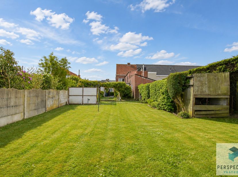 Rustig en centraal gelegen woning met landelijk uitzicht, grote garage en tuin.<br />
Deze te renoveren woning is gelegen in een rustige omgeving en b