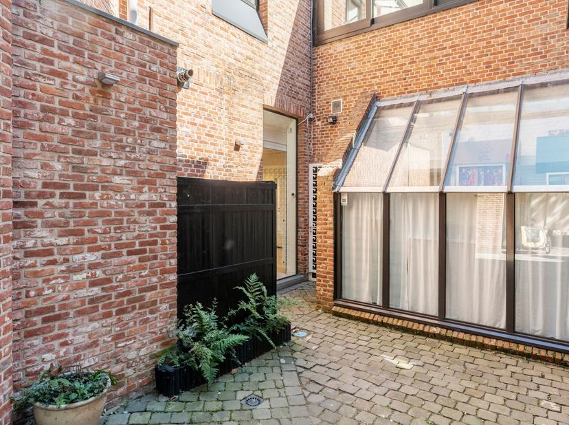 Dit ruime en lichtrijke pand op de gelijkvloerse verdieping van een appartementsgebouw is gelegen op een drukke commerciële locatie in het bruisende h