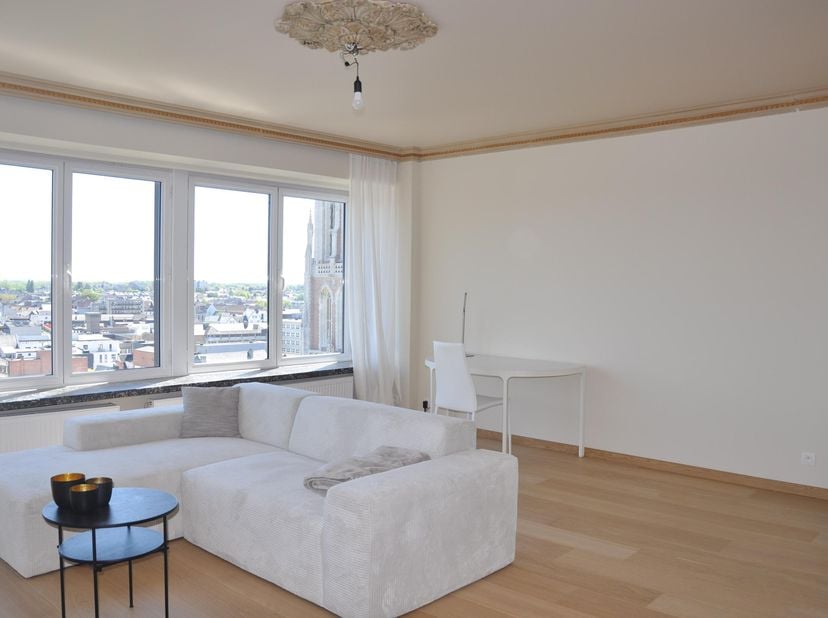 Alost - Appartement de luxe rénové avec vue imprenable<br />
<br />
À proximité immédiate des rues commerçantes, de la Grand-Place, de la gare, des re