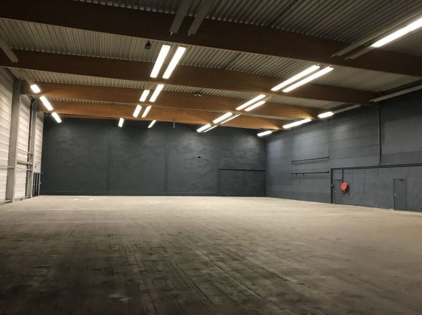 Dit ruime magazijn aan de Tinstraat in Putte maakt het mogelijk om je opslag en logistieke processen uiterst efficiënt in te richten. De totale opperv
