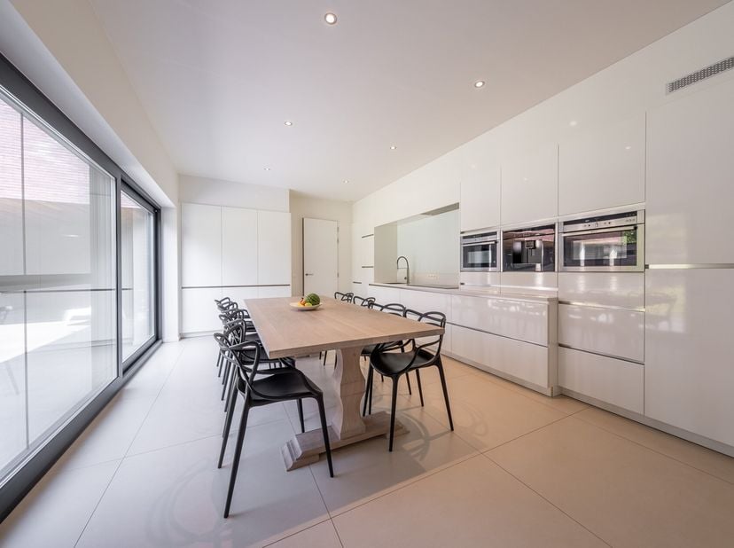 Prachtige moderne villa (BEN-woning) in bosrijke en residentiële omgeving op perceel van 2.311 m². Mooie leefruimte, volledig ingerichte leefkeuken, z
