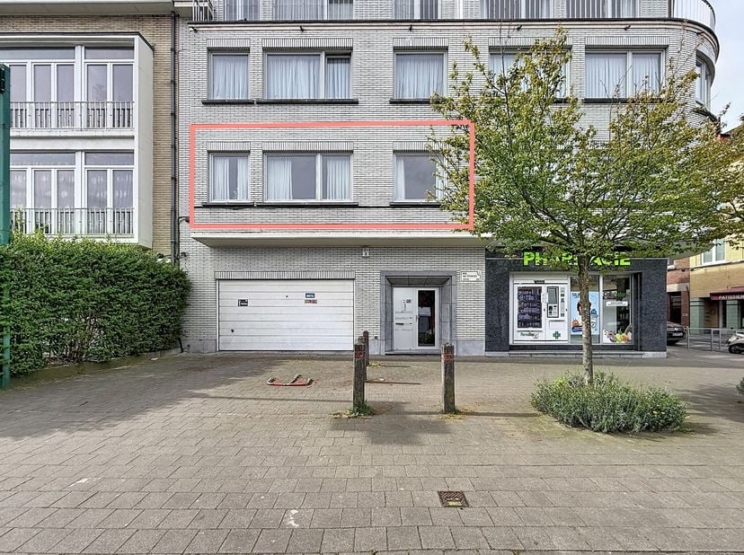 Gelegen aan de Van Overbekelaan 153 te Ganshoren, in een rustige en aangename residentiële buurt, biedt dit appartement met twee slaapkamers mooie vol
