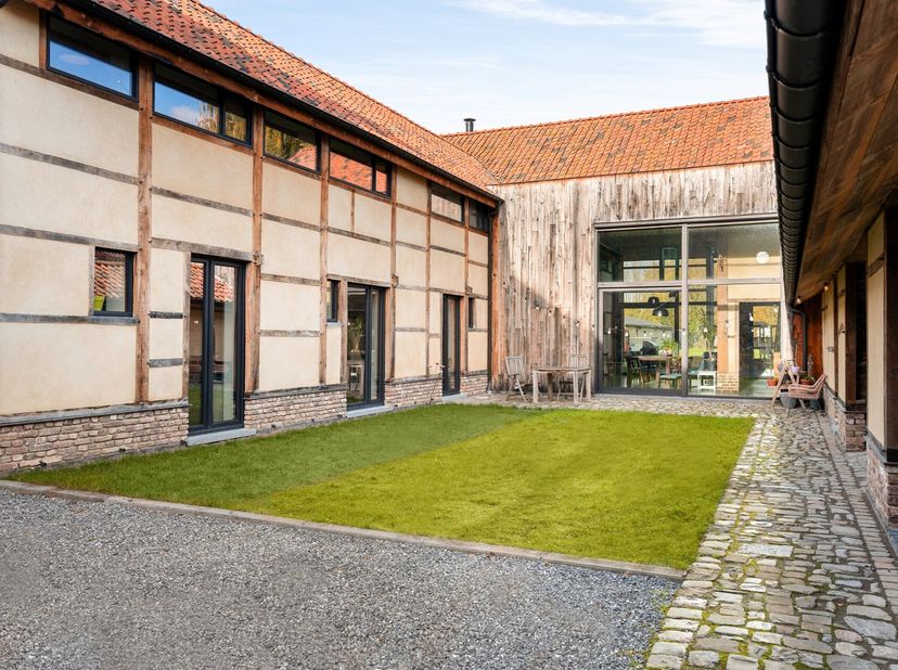 In het hart van het gegeerde Wimmertingen, aan de Luikersteenweg 512, bevindt zich het uitzonderlijke en beschermde pand "Hoeve De Klok"  een uniek ge