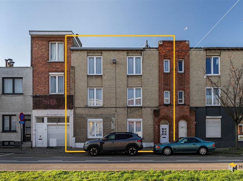 Te renoveren woning (199 m²) met 4 slaapkamers, 3 badkamers en terras (7 m²) in Deurne.<br />
Op een centrale en vlot bereikbare locatie, met openbaar