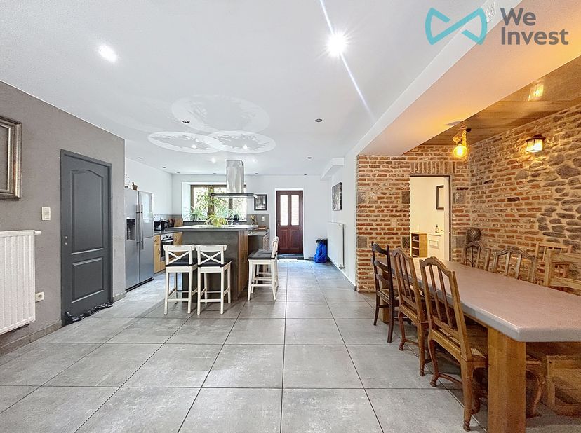 TE KOOP – Gelegen in het hart van Enghien, combineert deze prachtige woning uit 1850 de charme van het oude met modern comfort. Met een bewoonbare opp