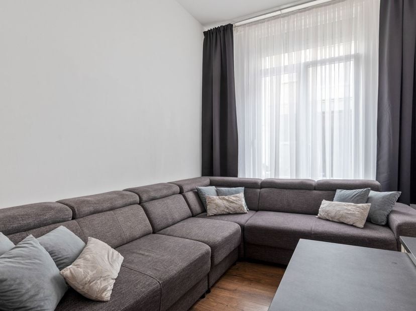 Ligging: De woning is gelegen aan de Kattenberg in Borgerhout, op een centrale locatie nabij winkels, scholen, horeca en openbaar vervoer. Dankzij de