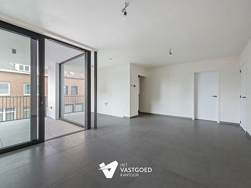 Praktisch 2-slaapkamerappartement met terras op centrale ligging te Ham.<br />
Dit appartement op de eerste verdieping biedt 87,28 m² woonoppervlakte,