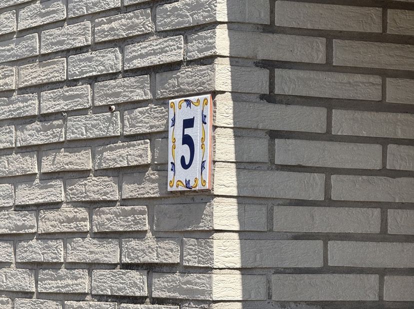 Bent u op zoek naar een gezellige woning met garage, stadstuin en een uitstekende ligging in het centrum van Geraardsbergen? Dan is deze bel-etagewoni