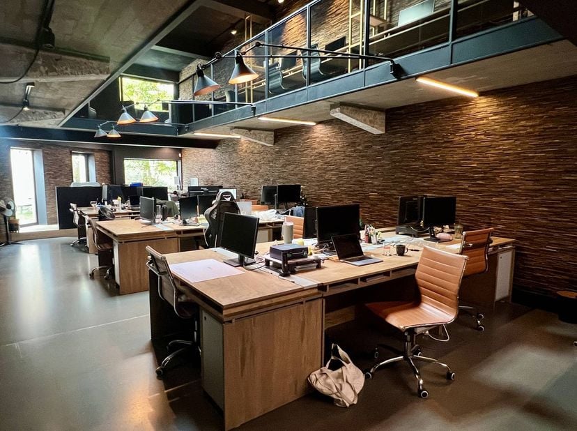 Ce bureau à vendre récemment rénové et prêt à emménager est situé dans la Lange Violettestraat, à deux pas de Gand-Zuid, de Sint-Anna et du centre his