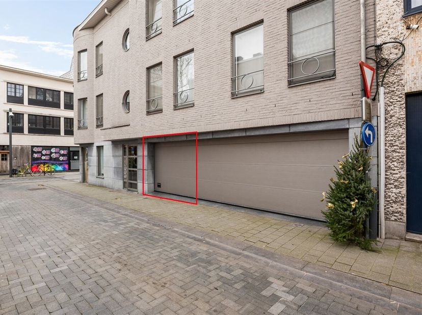 Gelijkvloers handelspand met aparte berging en staanplaats<br />
Locatie<br />
Het pand is gelegen in de Patersstraat, een drukke en goed bereikbare s