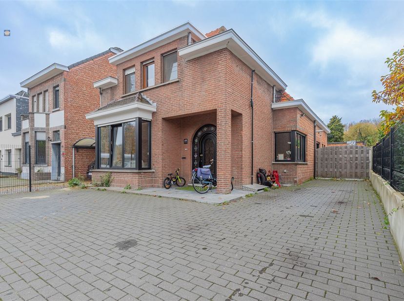 Op een uitstekende locatie in Muizen, nabij winkels, horeca en belangrijke verbindingswegen, bevindt zich deze ruime halfopen bebouwing met drie slaap