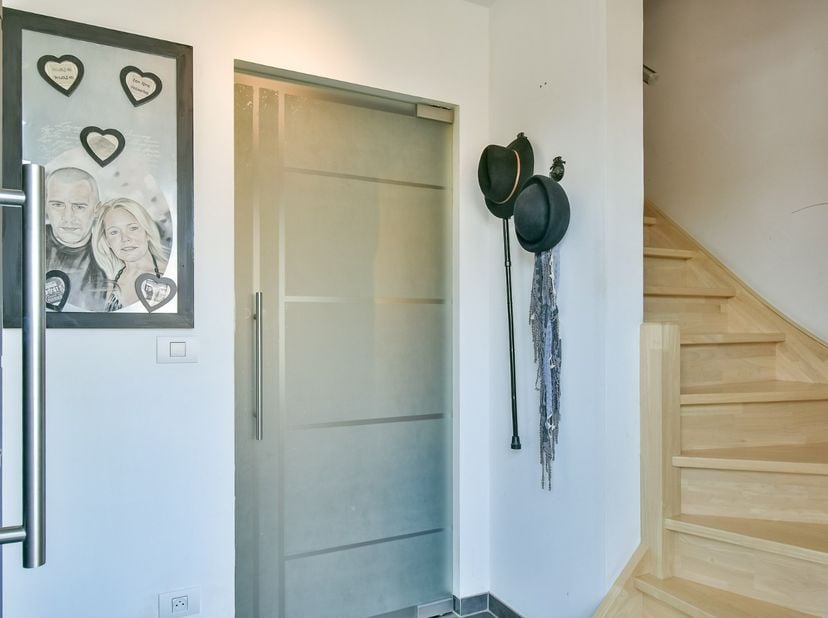 Welkom in de Groene-Herdersgoed 27 in Roeselare, een fantastische, energiezuinige woning gelegen in een rustige, residentiële wijk. Dankzij de gunstig