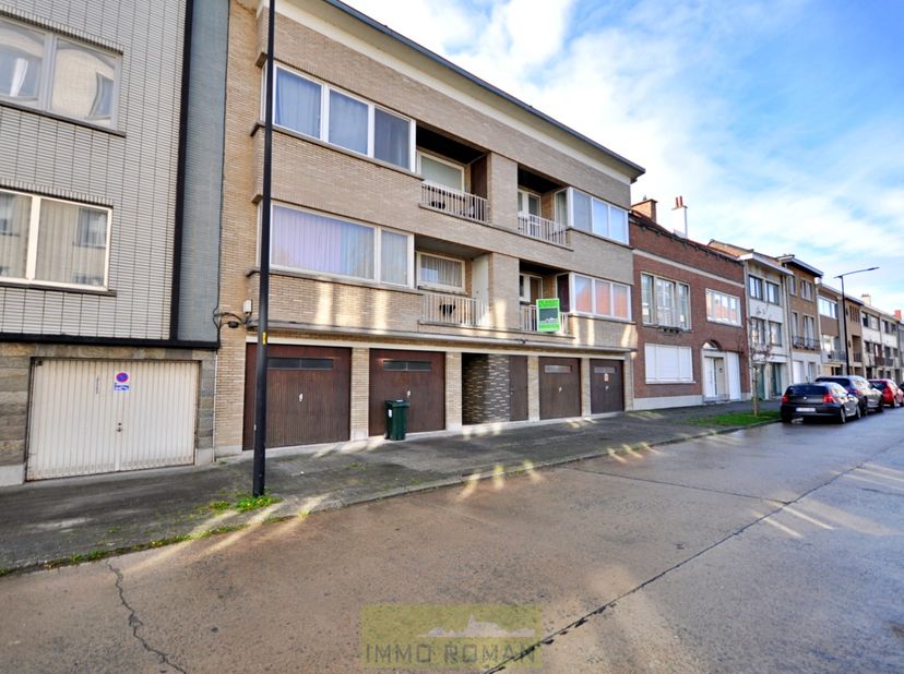 In de Albert Vandeputtestraat, een rustige woonwijk nabij het centrum van Ronse treffen we dit appartement. Gunstig gelegen op wandelafstand van het b