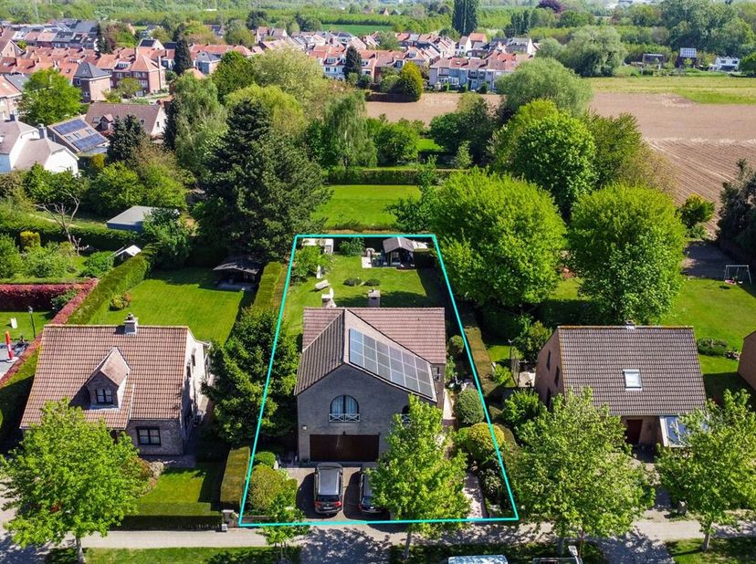 Découvrez cette spacieuse et lumineuse villa des années '90, idéalement située à Koningslo avec un accès facile à Bruxelles, à l' E19/E40, aux transpo