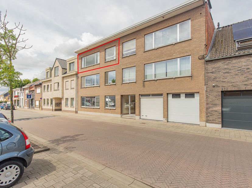 GERENOVEERD EN RUIM APPARTEMENT MET 2 SLAAPKAMERS, GARAGE EN TERRAS.<br />
 2de verdieping in een kleinschalige residentie in het centrum van Ruisbro