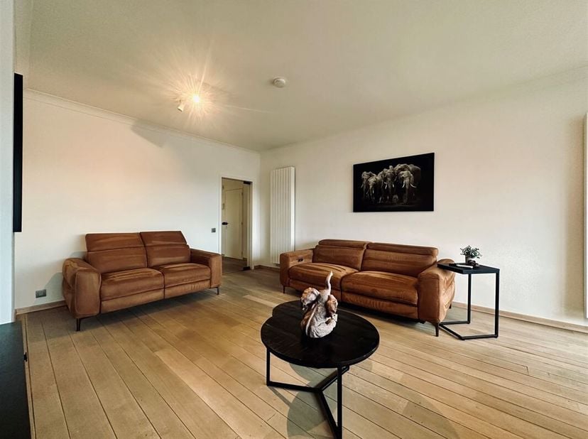 Dit volledig instapklare appartement is gelegen in het centrum van Beveren. Tussen de winkels en gezellige delicatessezaken in het midden van een fiet