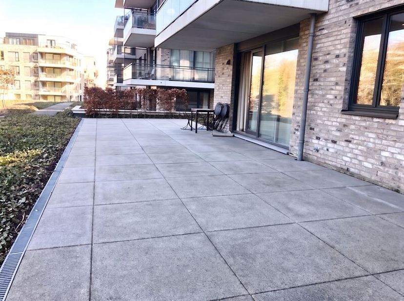 Description : à deux pas de l'avenue Franklin Roosevelt et des transports en commun, appartement rez de chaussée meublé 3 chambres avec terrasses, dan